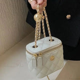 Bolso bandolera tipo cubo con cadena de camelia y diamantes