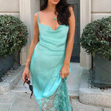Vestido largo ajustado con espalda abierta, ribete de encaje y tirantes finos.