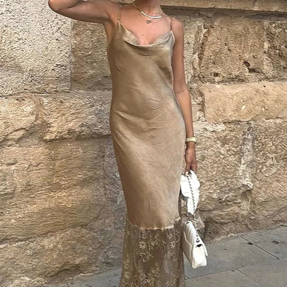 Vestido largo ajustado con espalda abierta, ribete de encaje y tirantes finos.
