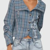 Abrigo con estampado de cuadros y cuello alto fruncido