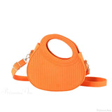 Bolso de hombro casual para mujer, color caramelo, con asa superior.