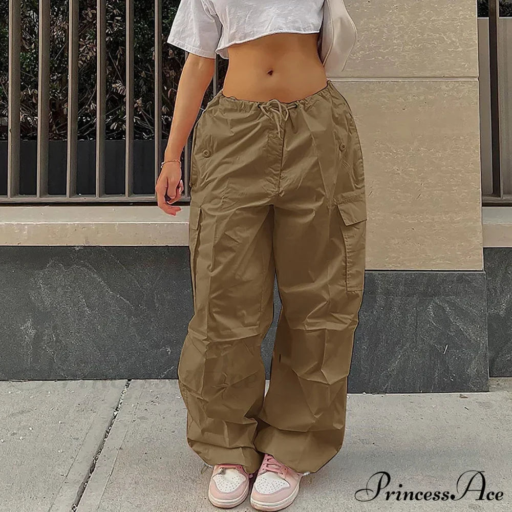 Pantalones cargo de pierna recta con piernas anchas y sueltas, estilo casual.