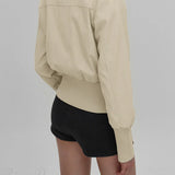 Chaqueta informal con bolsillo cargo con cremallera, cuello alto y cintura ajustada.