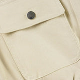 Chaqueta informal con bolsillo cargo con cremallera, cuello alto y cintura ajustada.