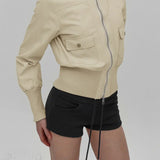 Chaqueta informal con bolsillo cargo con cremallera, cuello alto y cintura ajustada.