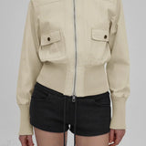 Chaqueta informal con bolsillo cargo con cremallera, cuello alto y cintura ajustada.
