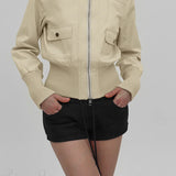 Chaqueta informal con bolsillo cargo con cremallera, cuello alto y cintura ajustada.