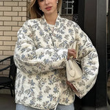 Abrigo acolchado estampado, casual y versátil, con cuello en V y cordón.