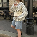 Abrigo acolchado estampado, casual y versátil, con cuello en V y cordón.