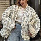 Abrigo acolchado estampado, casual y versátil, con cuello en V y cordón.