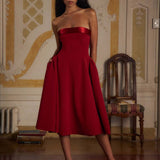 Elegante vestido de noche de patchwork sin tirantes con espalda baja y cintura ajustada.