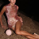 Vestido de noche rosa con flecos y vendajes
