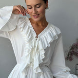 Vestido corto de gasa con escote en pico y mangas acampanadas