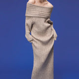 Elegante y minimalista vestido largo con hombros descubiertos en tejido de punto liso.
