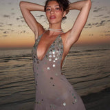 Mini vestido sexy con espalda abierta, lentejuelas y volantes.