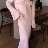 Conjunto de dos piezas: cárdigan rosa con mangas acampanadas y cuello polo, falda recta