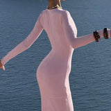 Elegante y sexy vestido largo ajustado con escote pronunciado y mangas largas.