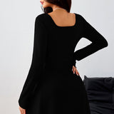 Elegante minivestido con fruncido, escote cuadrado liso y cintura alta.