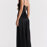 Elegante vestido de noche largo con tirantes finos y espalda escotada.