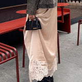 Elegante falda trapecio adornada con encaje.