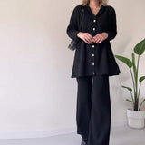 Conjunto de mujer: chaleco abotonado y pantalón de cintura alta, punto acanalado, corte holgado.
