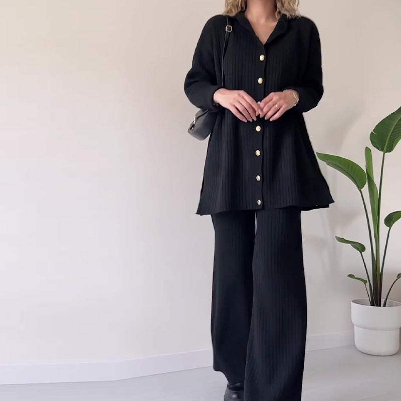 Conjunto de mujer: chaleco abotonado y pantalón de cintura alta, punto acanalado, corte holgado.
