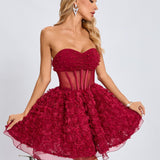 Vestido de noche sin tirantes con perlas y volantes
