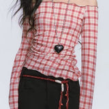 Blusa roja a cuadros con diseño de hombros descubiertos y mangas largas.