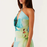Minivestido sexy estampado con cuello vuelto y hombros descubiertos.