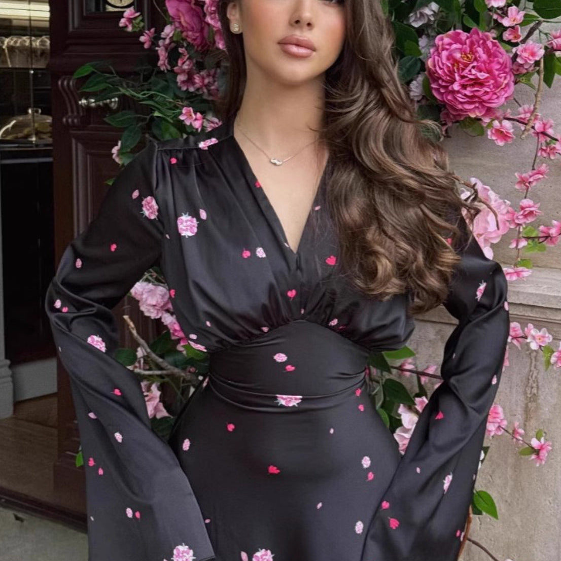 Vestido largo evasé con escote en pico y bajo acampanado en satén con estampado floral