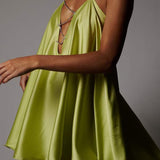 Vestido de noche sexy con detalle de cadena y espalda abierta pronunciada.
