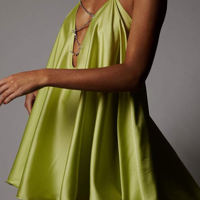 Vestido de noche sexy con detalle de cadena y espalda abierta pronunciada.
