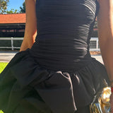 Vestido de fiesta sin tirantes con volantes