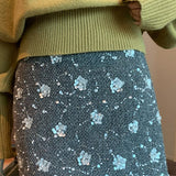 Falda corta de talle alto, corte A, bordada con lentejuelas.