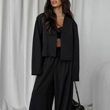 Conjunto de dos piezas: cárdigan liso con cuello en V y pernera cónica.
