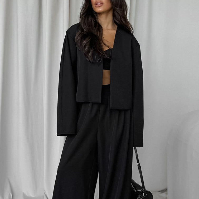 Conjunto de dos piezas: cárdigan liso con cuello en V y pernera cónica.