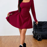 Elegante minivestido con fruncido, escote cuadrado liso y cintura alta.