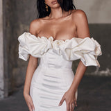 Vestido de noche corto con volantes y ballenas