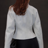 Chaqueta de cuero ajustada con cuello alto