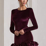 Lujoso minivestido de terciopelo con cuello redondo plisado y mangas largas.