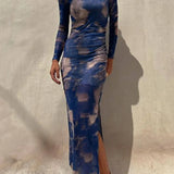 Vestido midi elástico fruncido de manga larga Charm Lady con un moderno estampado tie-dye y paneles de malla