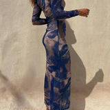 Vestido midi elástico fruncido de manga larga Charm Lady con un moderno estampado tie-dye y paneles de malla