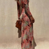 Vestido midi elástico fruncido de manga larga Charm Lady con un moderno estampado tie-dye y paneles de malla