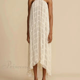 Encantador vestido midi con cintura plisada y cordón, elegante y con volantes, cuello halter.
