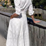 Vestido midi de cuadros, cinturón abotonado, bolsillo elegante y manga larga.