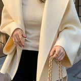 Elegante abrigo de lana marrón con capucha
