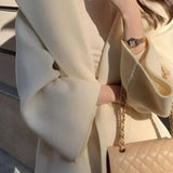 Elegante abrigo de lana marrón con capucha