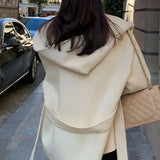 Elegante abrigo de lana marrón con capucha