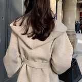Elegante abrigo de lana marrón con capucha