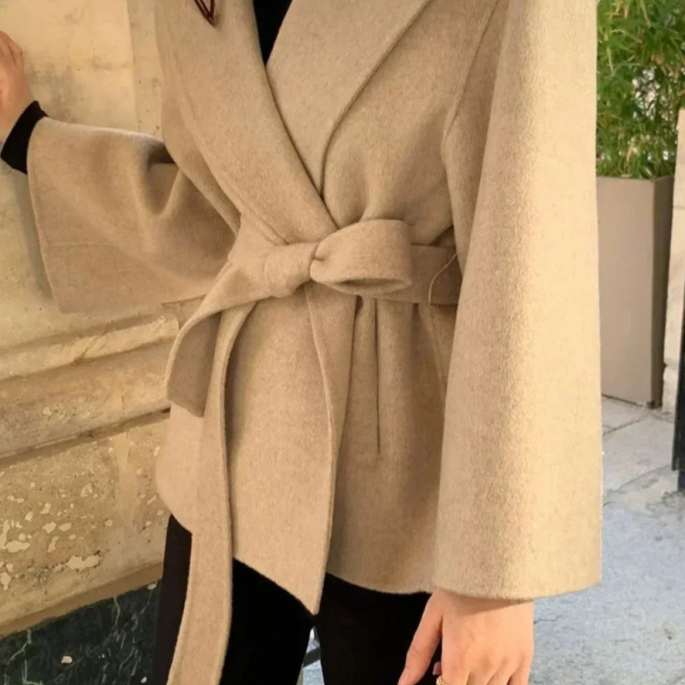 Elegante abrigo de lana marrón con capucha